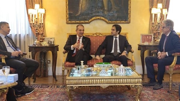 وزير الاتصالات يبحث مع مسئولي شركات عالمية فرص التوسع باستثماراتها في مصر