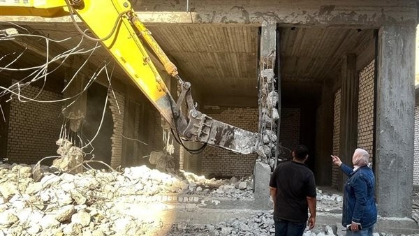 إزالة 7 عقارات مخالفة بحي المنتزه أول في الإسكندرية