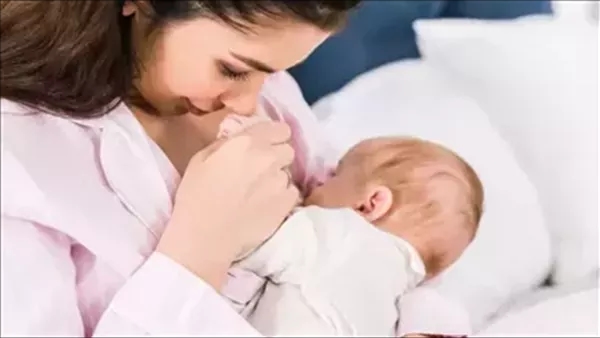 الصحة توجه نصائح لضمان كفاية لبن الأم للرضيع