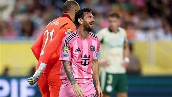 "عجوز" تطلب الزواج من ميسي في مباراة بالميراس والجمهور: عايزة تضمن مستقبلها (صورة)