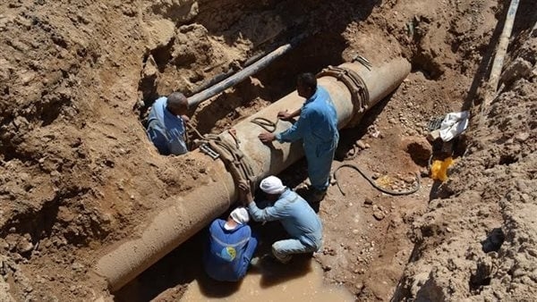 انتشال سيارة ملاكي ابتلعها هبوط أراضي بشكل مفاجئ في التجمع