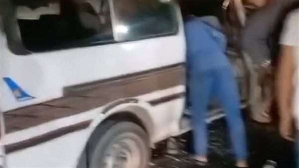 مصرع 5 أشخاص وإصابة 3 آخرين في انقلاب ميكروباص بالطريق الأوسطي (صور)