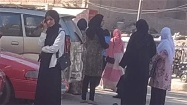 أمام اللجان، قلق وترقب أولياء الأمور أثناء امتحاني الفيزياء والتاريخ بأسيوط (فيديو)