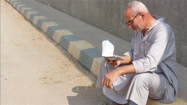 بالقرآن والدعاء، أولياء الأمور طلاب الثانوية العامة ينتظرون أمام اللجان (صور)