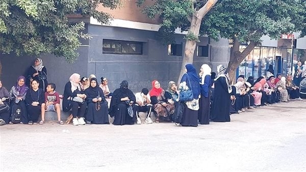 قلق ودعاء، الأمهات ينتظرن أبناءهن أمام لجان الثانوية العامة ببني سويف (صور)