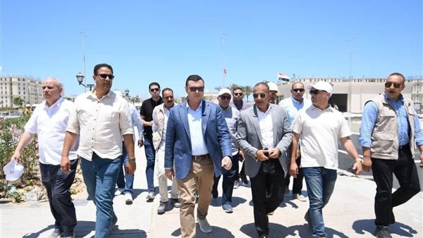 وزير الإسكان يتفقد كوبري C19 والمدينة التراثية والمنطقة الشاطئية بالعلمين الجديدة