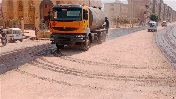 محافظ القليوبية يتابع أعمال رصف طريق مساكن الرملة ببنها