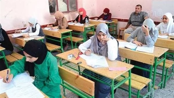 طلاب الثانوية العامة النظام القديم يؤدون امتحان مادة التفاضل والتكامل غدا