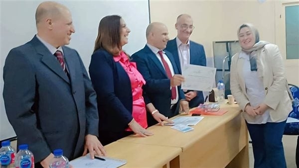 وكيل تعليم دمياط يهنئ علا فاروق أخصائية الإعلام المثالية على مستوى الجمهورية