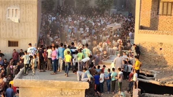 الحزن يخيم على أهالي "السنابسة" في وداع 19 فتاة ضحايا حادث الطريق الإقليمي (صور)
