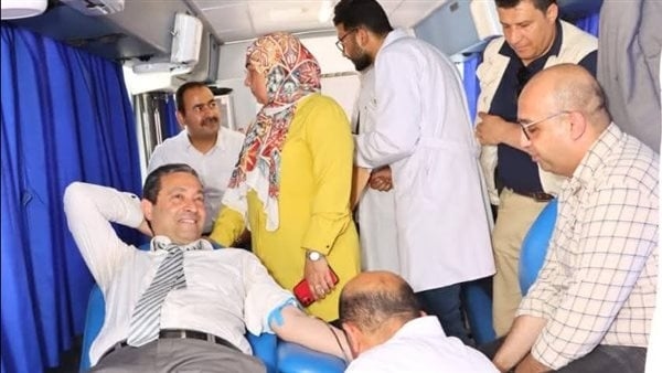 محافظ دمياط يشارك في اليوم العالمي للتبرع بالدم (صور)
