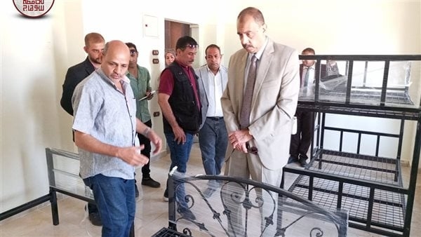 محافظ سوهاج يتفقد معرض تسويق المنتجات الحرفية بحي الكوثر