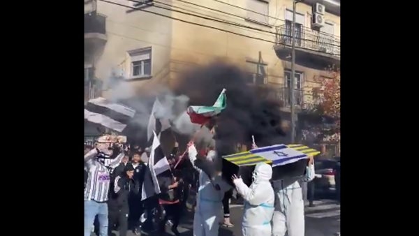 جماهير ناد أرجنتيني يحملون تابوت نهاية إسرائيل، والنشطاء: يرفضون دعم رئيسهم للكيان (فيديو)
