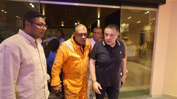 اصطحبهم بنفسه إلى غرف الكشف، شاهد ماذا فعل محافظ البحر الأحمر مع مصابي حادث حفار جبل الزيت داخل المستشفى