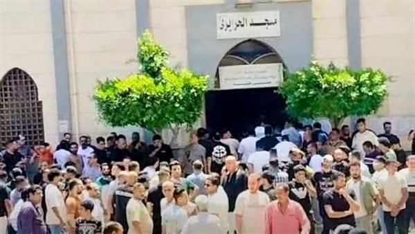 رفض خروج النعش من المسجد، قرار مفاجئ يعطل تشييع جثمان المطرب أحمد عامر (فيديو)