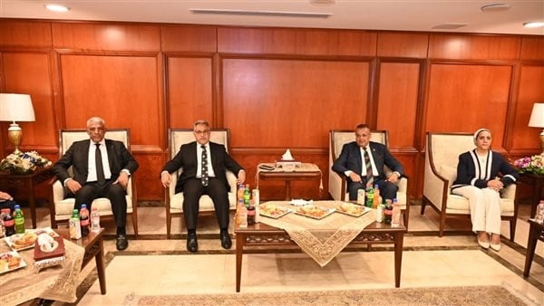 وفد محلية النواب يبدأ جولته بجنوب سيناء بتفقد طريق السلام رفقة المحافظ