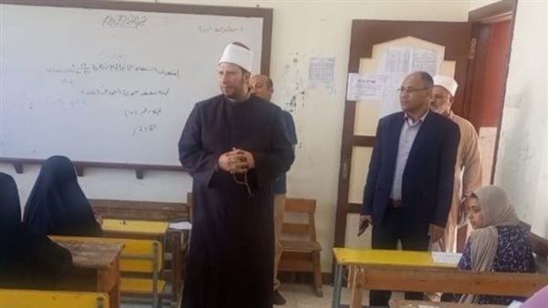 رئيس منطقة الإسكندرية الأزهرية يتابع امتحانات الثانوية بمعهد فتيات سموحة