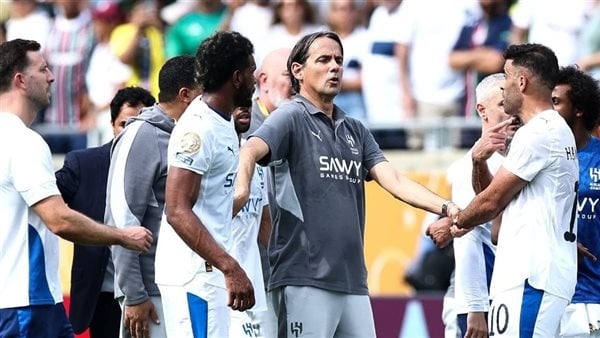 احتجاج لاعبي الهلال السعودي على الحكم الهولندي عقب مباراة فلومينينسي البرازيلي (فيديو)