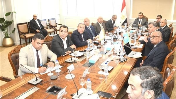 وزير الإسكان يتابع مشروعات حياة كريمة لمياه الشرب والصرف بالمنيا