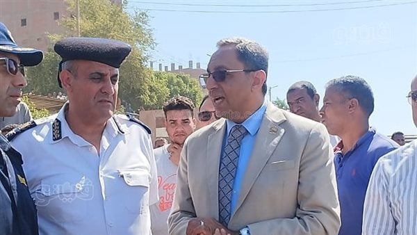 محافظ قنا يبحث "النقاط السوداء" على الطرق السريعة للحد من الحوادث