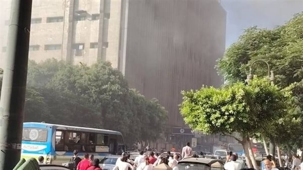 وصول محافظ القاهرة إلى موقع حريق سنترال رمسيس