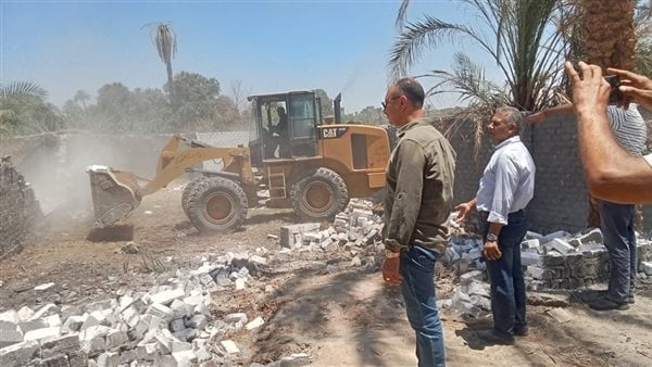 إزالة 12 حالة بناء مخالف بالوقف في قنا