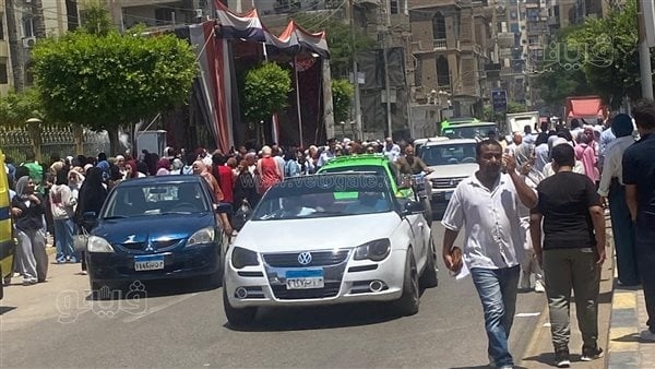 عطلوا حركة المرور، طلاب الثانوية بالمنوفية يحتفلون بانتهاء الامتحانات بالزغاريد والألعاب النارية (فيديو)