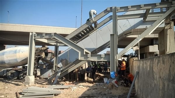 معالجة الصدأ الظاهر بالحديد، محافظ القليوبية يتابع أعمال تطوير كوبري مشاة وابور الثلج ببنها