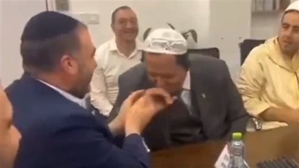 إمام مسجد يثير الغضب، حاول تقبيل يد وزير داخلية إسرائيل للتبرك، والنشطاء: عميل وخائن (فيديو)