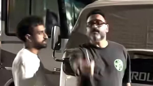 مش هعمل كده، أكرم حسني ينفعل في لوكيشن تصوير ويغادر المكان (فيديو)