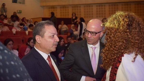 قنصل فلسطين يشاهد العرض الأردني "يافا والباب الأزرق" في مهرجان المسرح