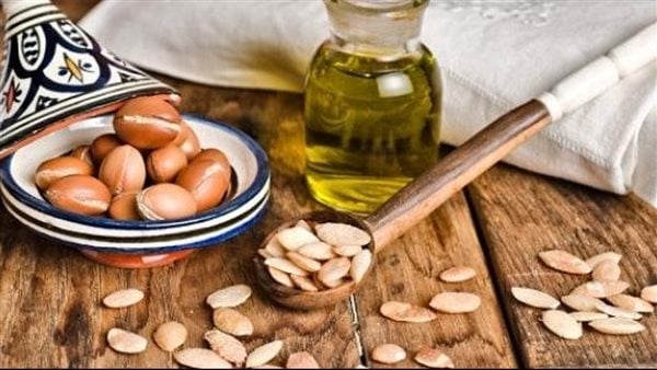 فوائد زيت الأرجان للشعر، يرطب الشعر ويقويه ويمنع تساقطه