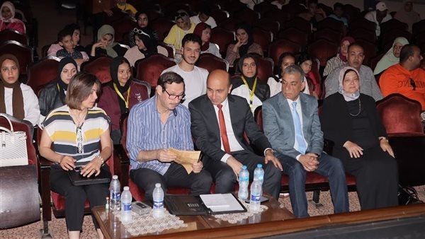 رئيس جامعة دمنهور يشهد العرض المسرحي "أبنائي" ضمن ملتقى حور للفنون (صور)