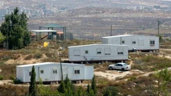 إسرائيليون ينصبون منازل متنقلة وخياما في نابلس تمهيدا لإقامة بؤرة استيطانية جديدة