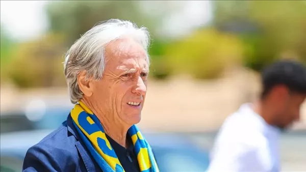 جيسوس يصل الرياض مرتديا وشاح النصر السعودي (صور)