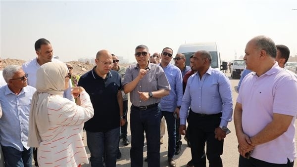 محافظ الجيزة يتفقد أعمال رصف طريق الأتوستراد ومشروعات مبادرة "حياة كريمة" بالصف وأطفيح