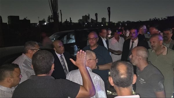 محافظ القليوبية ومدير الأمن ينتقلان إلى موقع حريق أرض الكلية بالخانكة (صور)