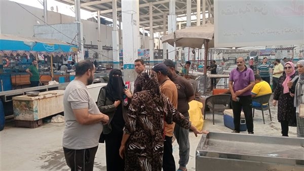 إدارة الشئون البيئية بالإسماعيلية تنظم جولة توعوية بسوق السمك النموذجي (صور)