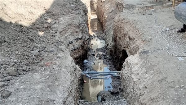 كسر ماسورة غاز بسبب أعمال حفر الصرف الصحي في قنا