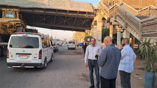 صور جديدة ترصد لحظة سقوط كوبري مشاة بطوخ بعد اصطدام سيارة نقل تحمل معدة ثقيلة