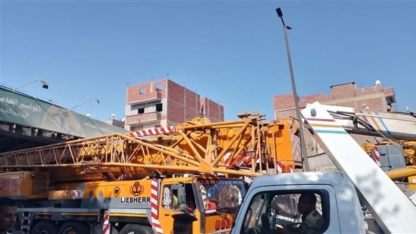 وصول أوناش عملاقة لرفع كوبري المشاة المنهار في طوخ