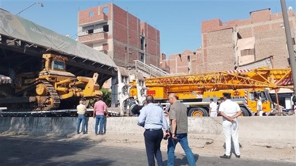 محافظ القليوبية ينتقل إلى موقع سقوط كوبري طوخ (صور)