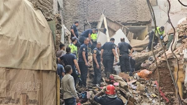 الإسعاف: مصرع شخص وإصابة 4 آخرين حصيلة أولية لـ ضحايا عقار الساحل المنهار
