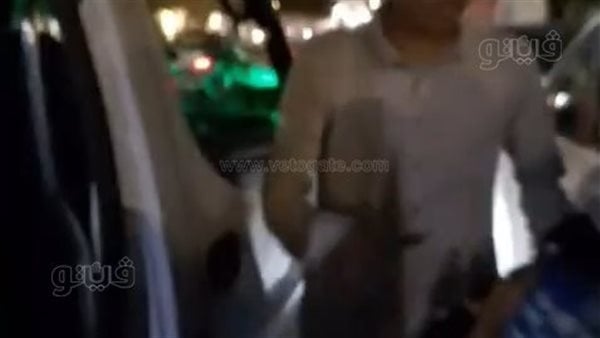 سائق ميكروباص يهدد فتاة بالضرب لرفضها نزول الركاب خارج خط السير والأمن يفحص الفيديو