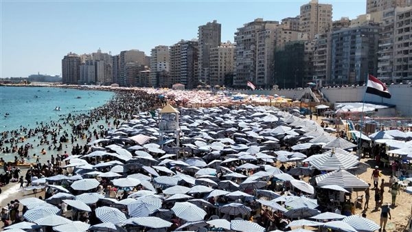 إنقاذ شخصين من الغرق بشواطئ غرب وشرق الإسكندرية