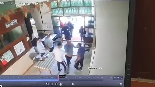 شخص يتعدى بالضرب على طليقته داخل مركز شباب بالإسماعيلية (فيديو)