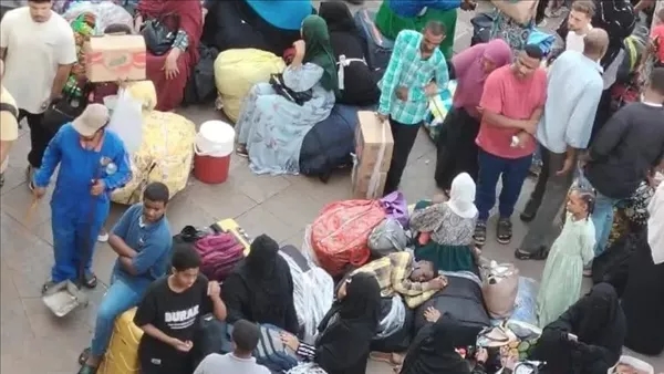 بالترقب والفرحة، لحظة انتظار السودانيين لقطار السد العالي لعودتهم لوطنهم (فيديو)