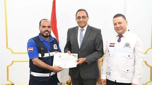 محافظ قنا يكرم مسعفًا وفني قيادة لجهودهما في إنقاذ حالة ولادة طارئة بقرية خزام