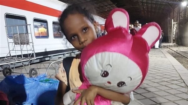 تمهيدا للعودة إلى بلادهم، طفلة سودانية تصطحب "عروستها" في رحلتها من مصر إلى أسوان (فيديو)