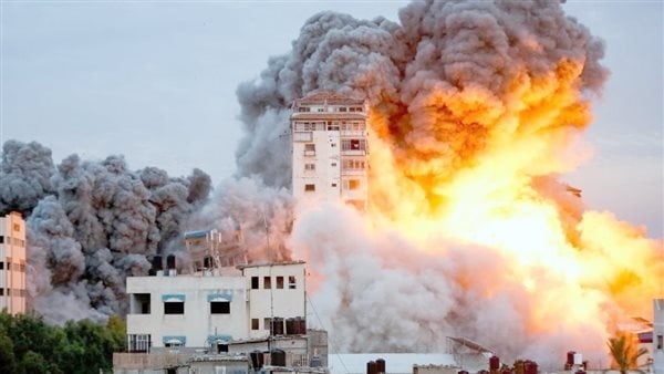 طيران الاحتلال يشن شرق حي التفاح شرقي مدينة غزة